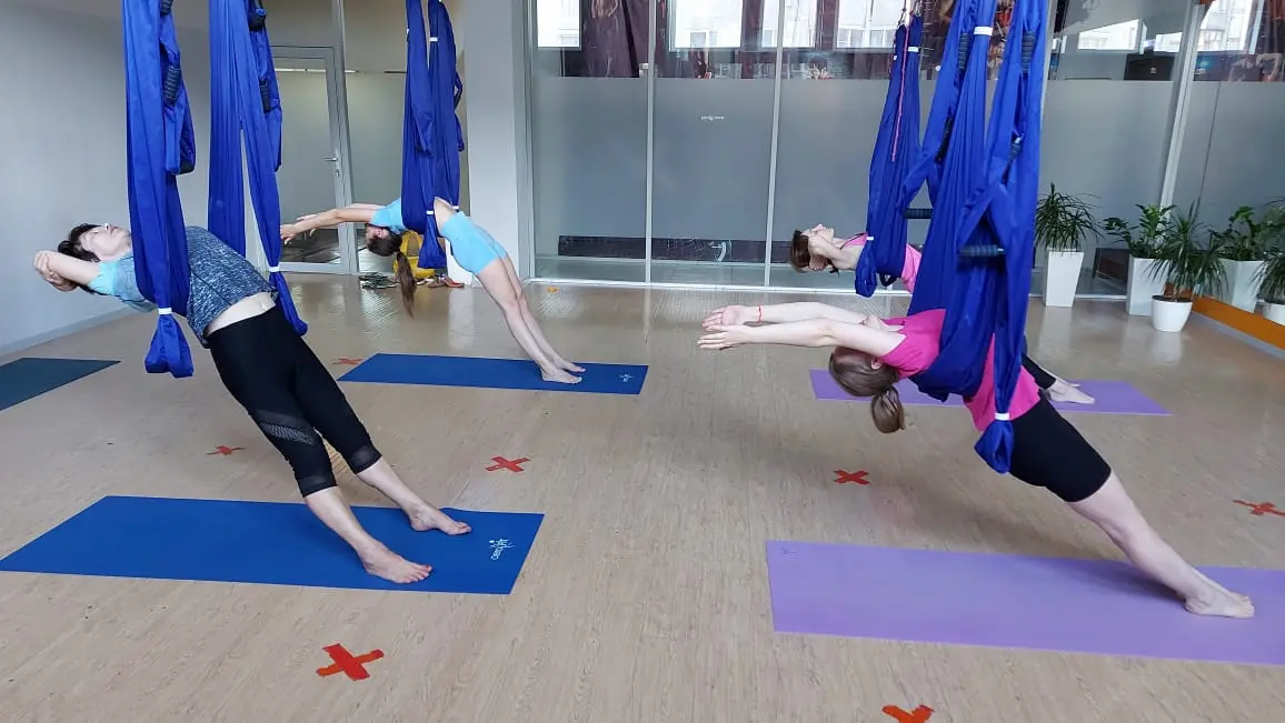 Йога в гамаках